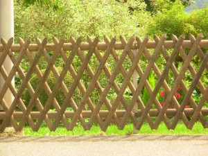 Dřevěný plot kolem zahrady