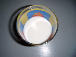 Rostlinné mléko před vypitím